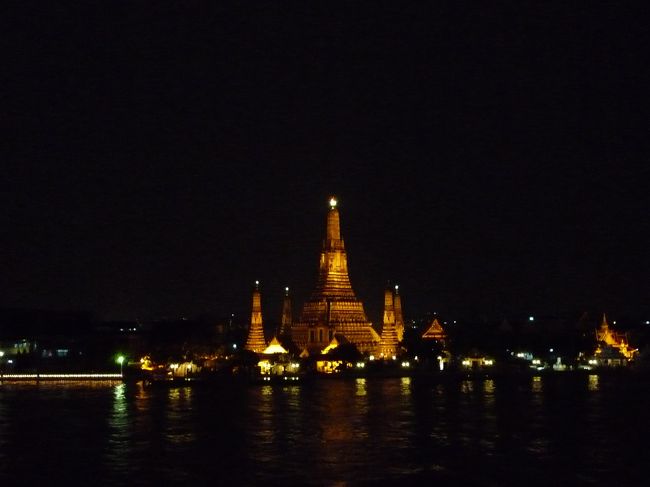 一度ホテルに戻り、身支度を整えてディナーへ。<br /><br />さっきはあんなに晴れてたのに・・・<br />一転して超ゲリラ豪雨！さすがは雨季、街中が水浸しになるかと思った。。<br /><br />今日のディナーは後輩が予約したレストラン『ザ・デック』に便乗。<br />対岸のワット・アルンを眺めながらタイ×フレンチ・イタリアンを楽しめるレストラン。<br />夕陽→夜景を楽しむはずが、豪雨のせいで大幅ｄｅｌａｙ。。<br />それでも、ライトアップキレイ☆