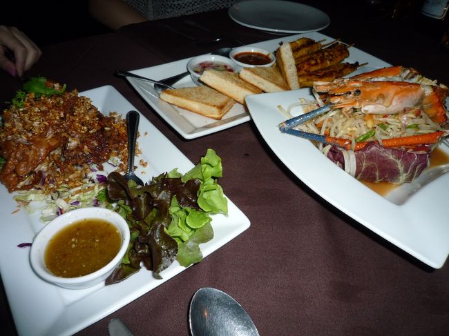 サテ＆ソムタム＆ソフトシェルクラブのガーリック炒め。<br />どれもおいしぃ〜！<br />ワインも飲めちゃうこのレストラン、雰囲気が良くっておススメ！<br /><br />この日は、丁度私のＢｉｒｔｈｄａｙ！<br />ステキなディナーになりました☆