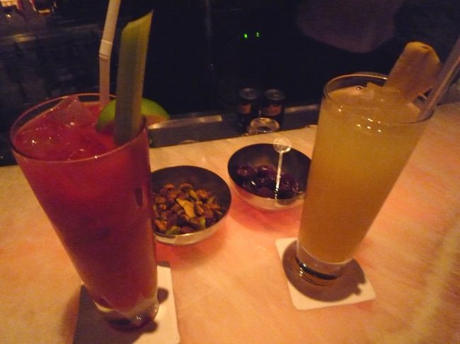 夜はまだまだ（笑）<br />『ルブア・アット・ステート・タワー』６３階のレストラン『シロッコ』へ。<br />ここに併設されている『スカイ・バー』が目的地！<br />雨が降ってなければなー、夜風に当たりながら気持ち良かっただろうに・・・<br />仕方なく、室内バーで。