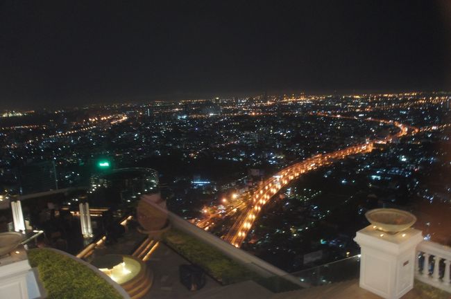 ここは高層ビルの６３階。<br />バンコクの夜景、意外とキレイ☆