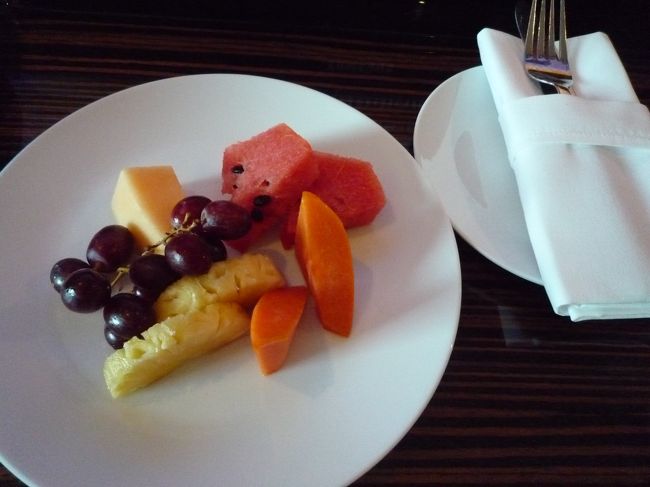 ホテルに戻るとフルーツが。<br />チェックインの時にくじを引いたら当たったんだった。