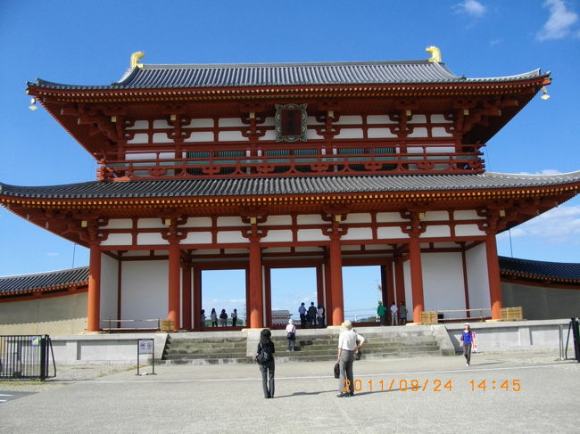 広大な平城京跡を、近鉄の線路をこえて南下すると、朱雀門です。建物は立派です。