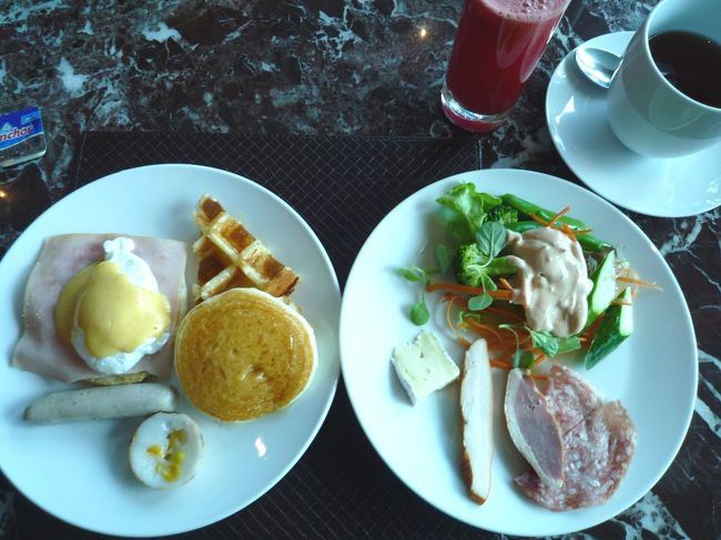 卵料理エリアで“エッグベネディクト”を発見！<br />こんな手が込んでる物もその場で作ってもらえるなんてスゴイ！！