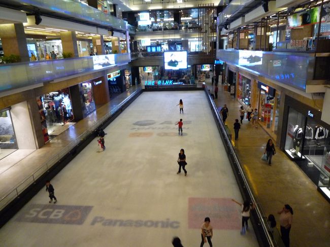 すごいよ！常夏バンコクなのにアイススケートのリンクが。