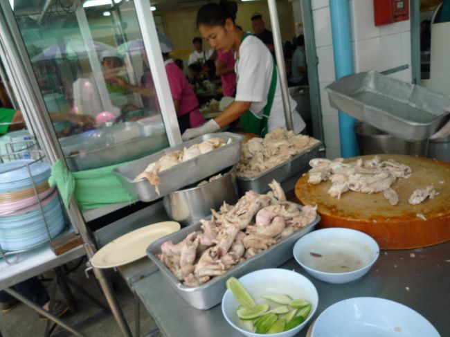 鶏スープで炊いたご飯の上に茹でた鶏を乗せて、甘辛いタレをつけて食べる料理。<br />このお店はバンコク１の人気店なんだとか。<br />