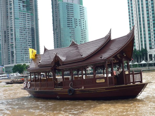 ホテル専用船でサパーン・タクシン・ピアへ。<br /><br />趣のあるボートだわね〜