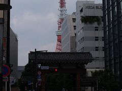 大門と東京タワー。