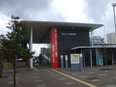 バスで、松江しんじ温泉駅まで移動。
しゃれた駅舎です。