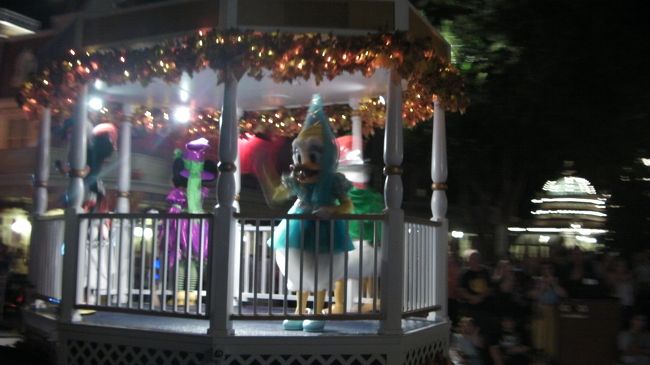 ハロウィーンパレードが始まりました。各ディズニーのキャラクターはハロウィーンコスチュームで登場します。