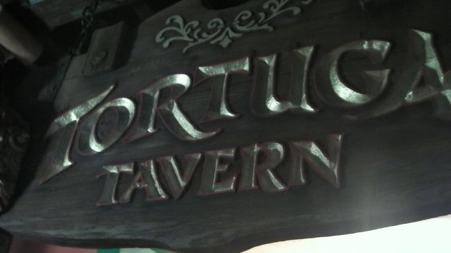 もしメインエントランスでリストバンドをもらい損ねたら、この「ＴＯＲＴＵＧＡ」の看板がある建物に行けばリストバンドがもらえます。ただし、ここに行くまでに2回くらいキャストに呼び止められますが「リストバンドをもらいに行く」といえばあっさり通してくれるのでご安心を。