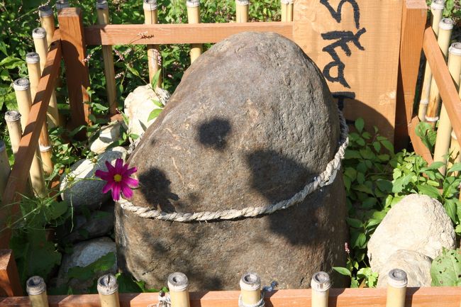 「まかばら石」<br />石をなでて拝むと運気上昇するらしい。。。