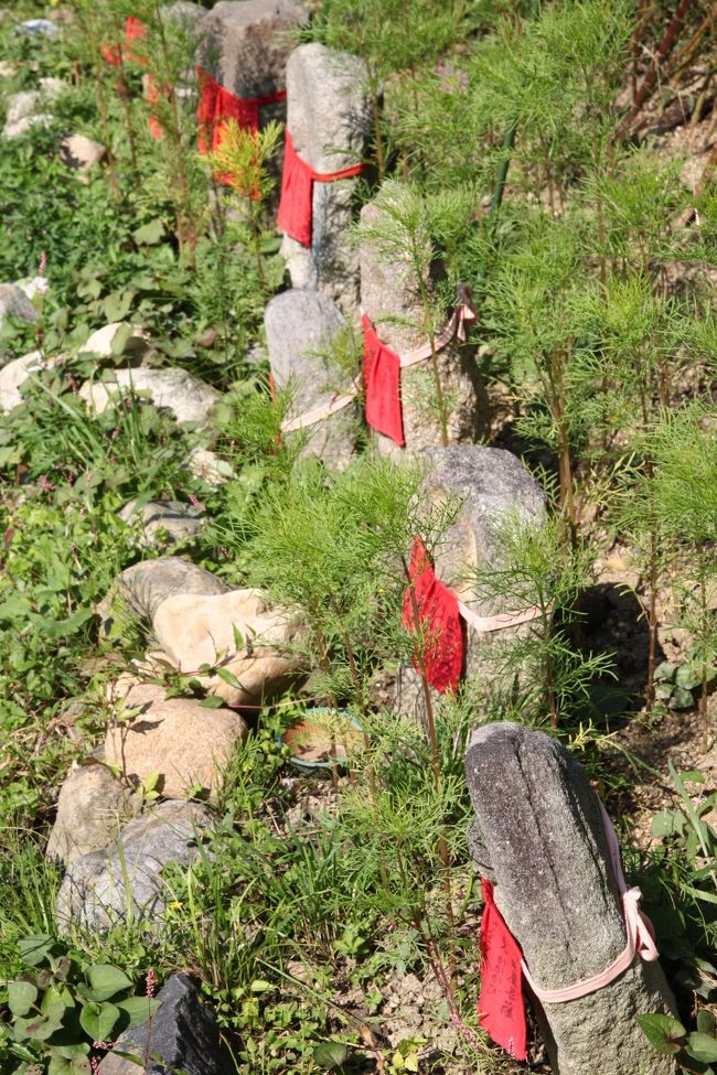 足元にお地蔵様が。<br />