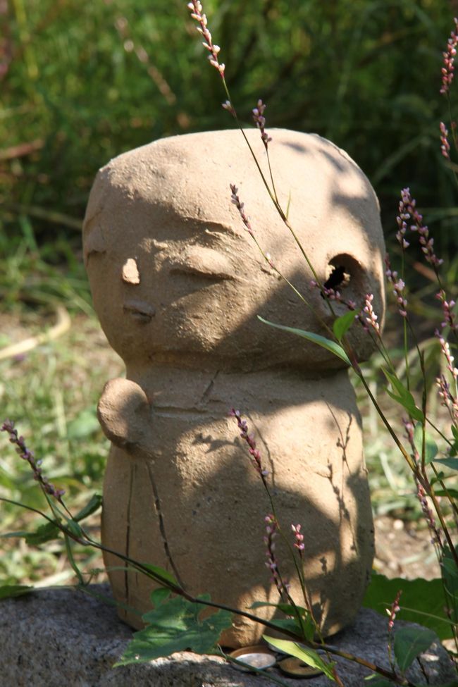 足元にかわいらしい像が。