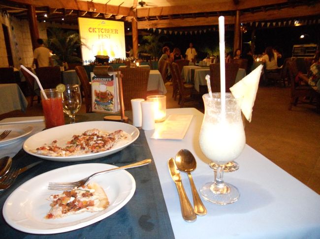 成田発、14：30のセブ行き。直行便は楽だな〜。機内は、かなり空席がありました。<br />ホテルは、マリバゴ・ブルーウォーター・ビーチリゾート。ホテルの部屋に入ったのは、19：30くらい。<br /><br />実はこの日、朝食を成田までの車で食べ、空港で昼食を食べ、乗ってすぐ機内食。ついつい食べてしまい、やってしまった１日４食。<br />夕食は、ホテルで軽く飲もうって言ったはすが、しっかり頼んでるし…。困ったおデブ夫婦。<br /><br />普段、ビールと日本酒くらいしか飲まないので、たまにはカクテルでも…とピナコラーダとかモヒートとか頼みました。若干、作り方が雑で、モヒートは青汁かと思うくらいミントの葉が入ってた…。