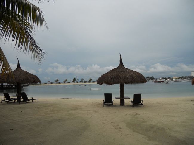 ２日目。<br />ボホール島のツアーへ参加するので、7:30には、迎えがきます。<br />天気は今ひとつ。<br />ホテルの部屋は、一番端っこのビーチ寄り。部屋のテラスからの景色です。
