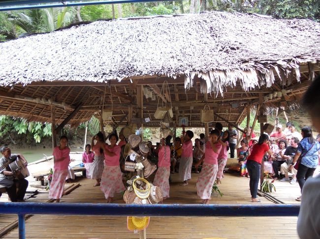 途中、現地の人たちの歌と踊りを見る。お客もどんどん誘われる。<br />そして、最後にはチップくださいって仕組みです。<br /><br />でも、若くてギターを弾いたり踊ったりする人じゃなく、似合わないピンクの服を着せられ、手をたたいてるだけのお婆さんとかみてると、なんかうるっとしてしまう。年齢のせいか？<br /><br />