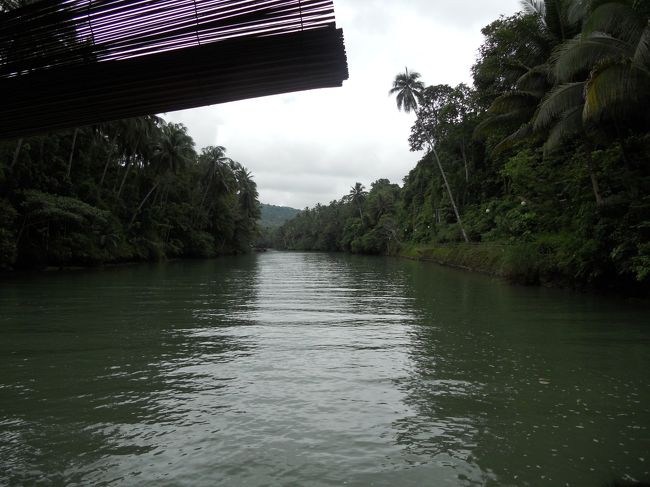 川は何もなく、途中でＵターンして来た場所へ戻ります。<br />生バンドのおじさんは、ずっと歌っています。