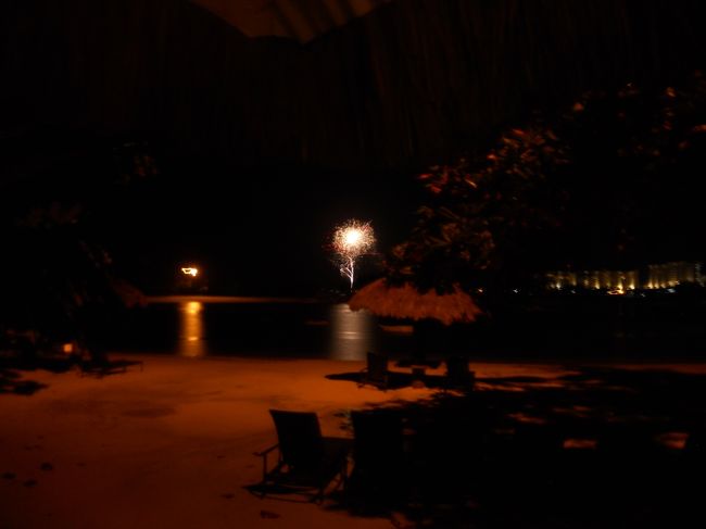 帰りの船が30分以上遅れて、ホテルに戻ったのは、21：30！<br />この時間から、外へは出られないよな〜o(TヘTo) <br />結局、部屋のテラスで、来るときに寄ったコンビニで買ったビールを飲みました。<br />でも、まったりしてたら、花火があがり、感動！！<br />うまいビールを飲めました。