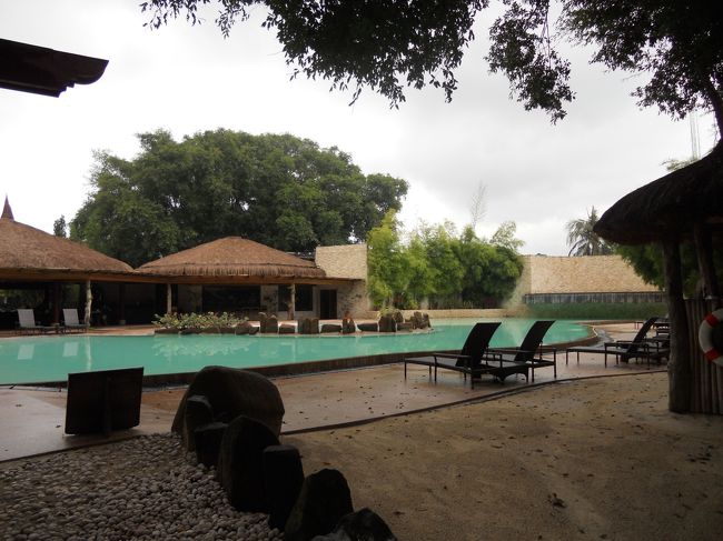 ３日目。<br />朝食は、ホテルのビュッフェです。<br />朝食つきじゃないから、別料金なんだけど、一人750ﾍﾟｿって高くないか？二人で１回1500ﾍﾟｿ。<br />１日目に同じレストランで夕食食べたけど、飲み物５杯と、ピザとポテトで2000ﾍﾟｿちょっとだったよ。それを思うと、朝食高し…。<br />レストラン前のプール。