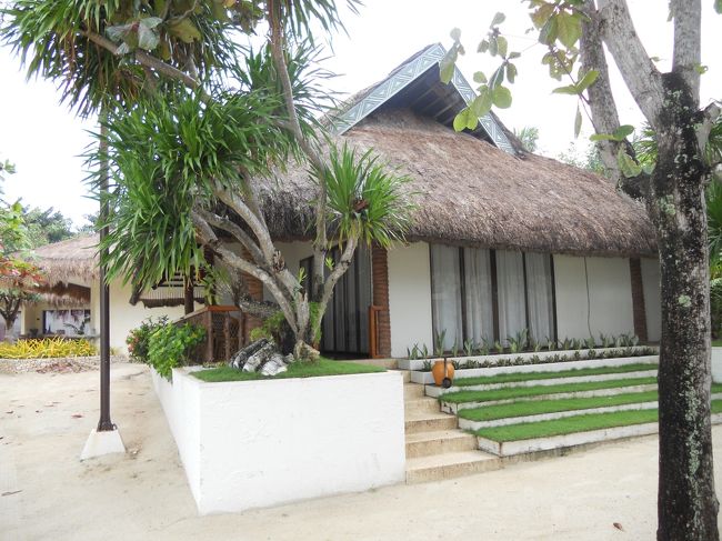 私たちの部屋。<br />このクラスのホテルにありがちな、お湯がなかなかでないとか、エアコンがうるさいとか、鍵がうまく掛からないとかあるけど、それを文句言うなら、もっといいホテル泊まらないとね。<br />うちらはとても気に入りました。<br />何より、端っこなので、静かでいい景色。