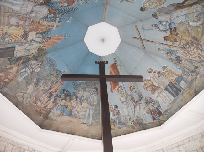 なんとかいう教会。<br />物売りがすごい。<br />水や、アクセサリーはまだいいけど、サングラスをひとつだけ持って、売ってるおっさん。シャツの胸にかけておいて、人がきたら売りつける。いい商売してるよな〜。