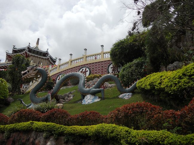 セブの高級住宅地に建てられてるお寺。<br />住んでいるのは、中国人。<br />このあと、昼食。