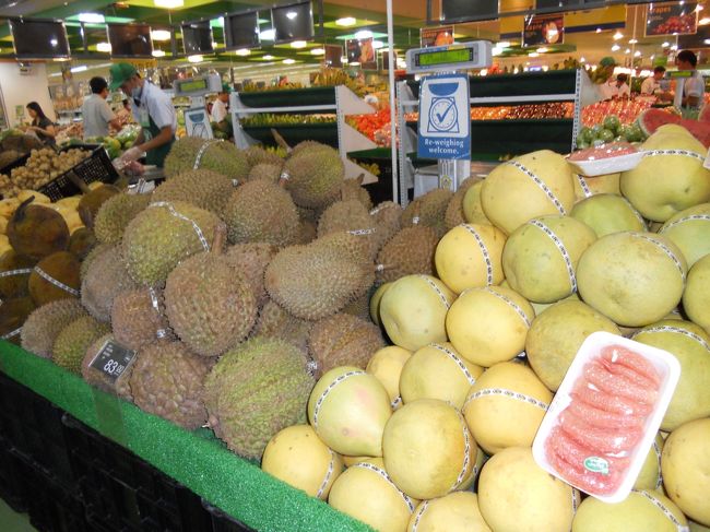 最後は、シューマートでショッピング！<br />１時間半あったのだけど、あまりの広さに思い切り迷い、最後の30分は、ガイドとの待ち合わせ場所を探して終わりました…。<br />出入口は何ヶ所もあり、唯一の記憶は、入ってすぐに、車が展示していたことだけ。<br />散々歩き回りました。疲れた(;´ρ`)<br />待ち合わせ場所はしっかり覚えましょう。