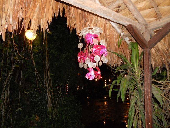 夕飯は、ホテル近くのマリバゴグリルへ。<br />ただ、ホテル前の道が、スコールで水がたまり川のよう！<br />その中を歩く覚悟で、ホテルの部屋のビーチサンダルをはいてきた（ごめんなさい）のですが、うろうろしてるポン引きが濡れない道を教えてくれる。<br />当然、ずっとついてきてマッサージをしろとか言ったけど、無視。<br />レストランは、安くて美味しかった。<br />しかし、この頃すでに夫の体調に異変が。<br />普段にくらべ、食べないな〜って思ってはいたんだよね。<br />帰国してから、夫は寝込んでしまった。同じもの食べてるのに…。