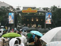 まずは、奥武山公園に行って、オリオンビアパラダイスに行きます。雨交じりの曇りで、なんとか楽しめます。
ＺＵＫＡＮがライブをしてます。