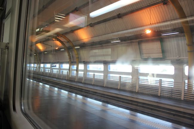 キャセイからフライトでローマはフィウミチーノ空港に到着。<br />非常口前の席でとっても快適でした！<br />隣はパースから来たおばちゃん！娘の結婚式がローマであるんだって。<br />金がかかってしゃーないわって言ってて面白かった。<br />他にも歳を召してても白人は若いな〜と印象的でした。<br />そしてやっぱキャセイはいいですね。<br />入国審査はかつてないくらい適当で、パスポートを開くふりをしただけで<br />当たり前のようにノースタンプ。。<br />楽しみにしてたのに！