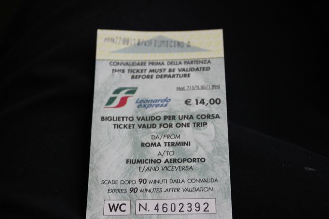 空港からテルミニ駅に向かいます。<br />ガイドブック持ってなかったのでもっと安いバスとかあるんだろうなあと思いながら電車に。<br />チケットは早朝だったので、駅のキオスクのような場所で買いました。<br />アジアから来たので、14?というのにたまげてしまいました。<br />何よりまずヨーロッパを感じる。