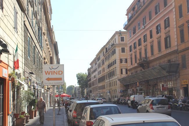 ホステルに荷物を置いて早速街に繰り出します！<br />とりあえずのバチカンへ。<br />話には聞いていましたが、普通に電車で降りたらバチカンなんですね。<br />呆気ない。<br />街並はめちゃくちゃおしゃれ！<br />はじめてのヨーロッパはカルチャーショック。