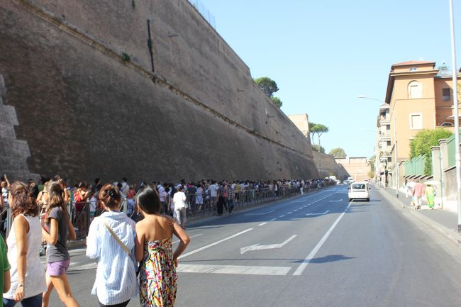 何となく歩いていたらやたら長い列が。。。<br />何の列かわからないけど、列があれば並びたくなってしまいます。<br />どうやらバチカン博物館の入場待ちのようで、ひえー。<br />こんな暑い中どれだけ待たなきゃいけないんだ。。。