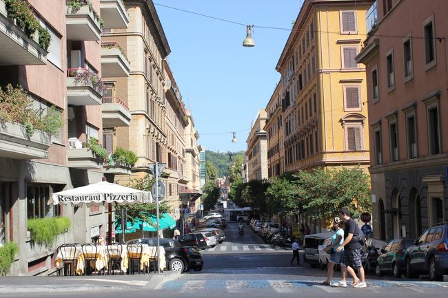 ぶらぶらしながら並ぶか悩む。<br />どこ行けばいいかもわかんないし、<br />結局並ぶことに。