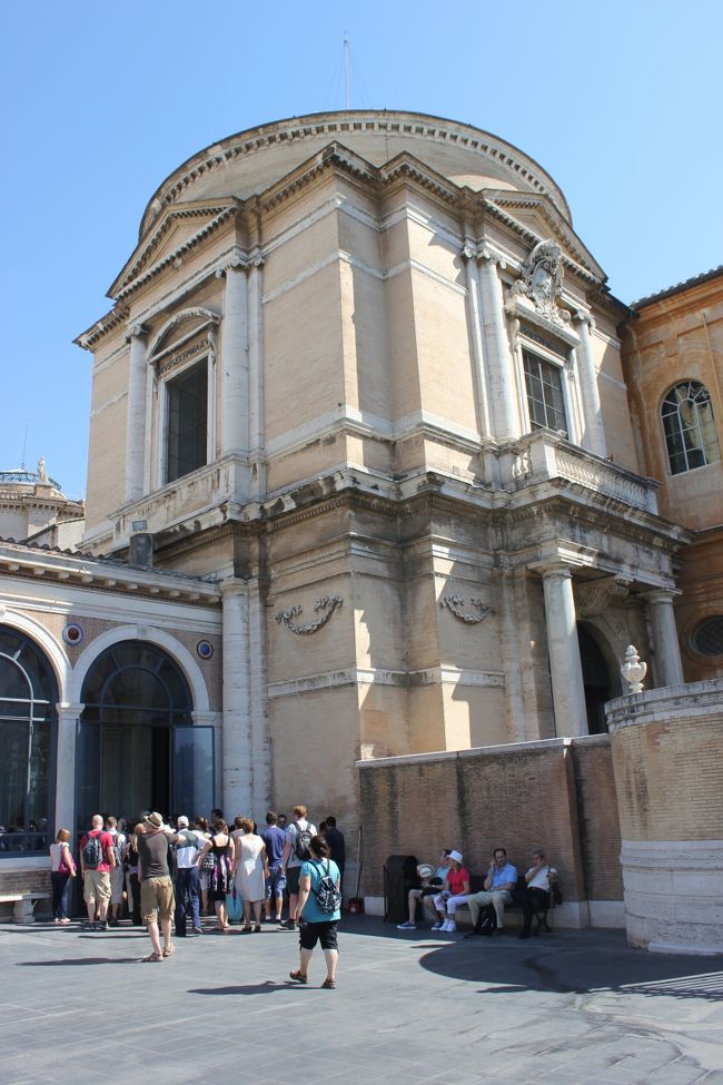 一時間そこそこ並んで入場。<br />チケットを買います。<br />それにしてもすごい人。<br />前に並んでた学生が国際学生証を出してたので<br />僕も日本語の学生証をそっと差し出して「学生だから安くしてくれない？」<br />そこは適当な国イタリア、何も言わず学割で入れました！言ってみるもんだ！