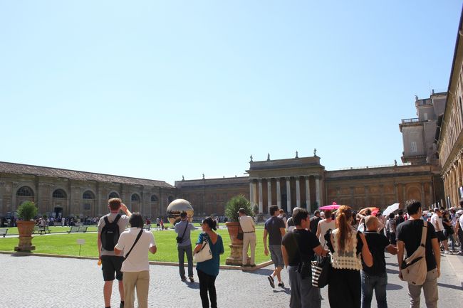 この広場では、団体ツアーの人が解説をしています。<br />中国人団体ばっかり。