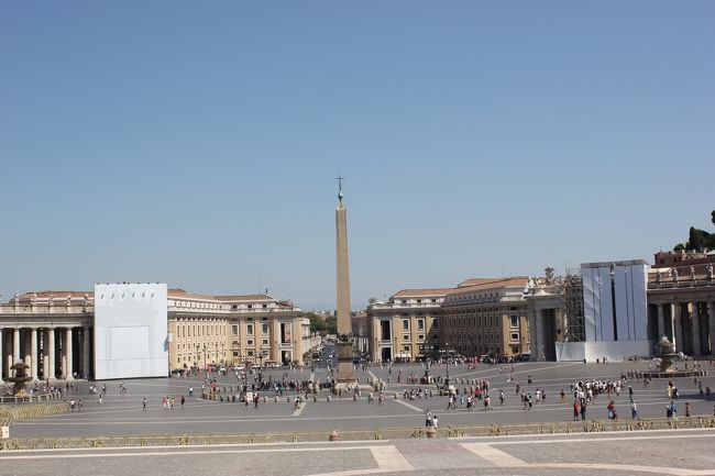 人が多すぎて身動きもとれない状態からの解放！<br />バチカン広場で休憩をします。<br />ここバチカン広場は、カトリックの総本山、サン・ピエトロ寺院前の広場です。