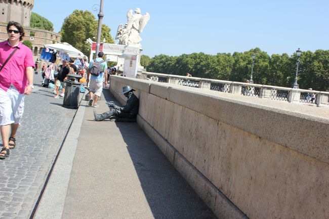 ブロンズ像じゃないんです。<br />人間です。<br />面白い。<br />けどよく見ると地味に動いてたりする。笑