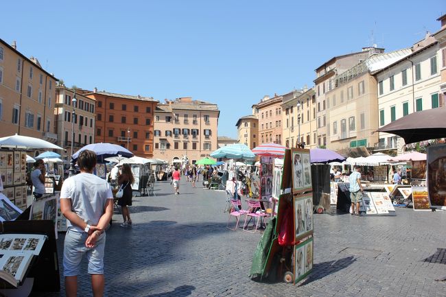 広場で画家の人たちが絵を売ってます。<br />さすが芸術の街、ローマ。