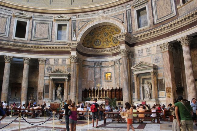 教会内部。<br />いくつか教会は入りましたが、厳かな雰囲気で感動しました。<br />ここではなかったけど、ローマの中で一番印象的です。