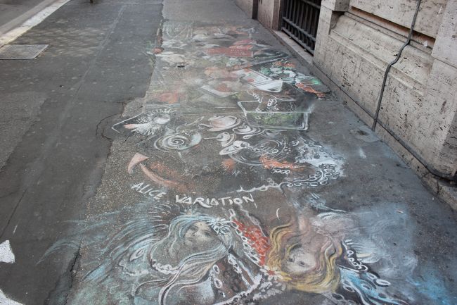 地面にアリスインワンダーランドの落書きが。<br />このときはオシャレなことする人もいるなーと思ったんだけど、<br />後にBS番組でこれを描いた人が出ていてびっくり！