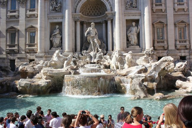 引き続きブラブラしてたら凄い人だかりが！<br />かの有名なトレビの泉です！<br />でかーい！感動！<br />近づくのが大変な位人がたくさん居ました。<br />どこよりも人が多かった。<br />トレビの泉と言えば後ろを向いてコインを投げればまたローマに来られるということで有名ですが、<br />今はもう禁止されているそうです。<br />どうりで泉の中にはコインが一枚もありませんでした。