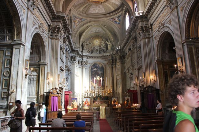 すぐそばの教会。<br />真剣に祈っている人も居れば、ただ休憩している人も居ます。