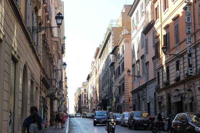 ぶらぶらして地下鉄で違う場所に向かいます。<br />地下鉄は区間を問わず一回1?。<br />乗るときにだけチケットを入れる仕組みです。<br />購入後数十分以内であればバスへの乗り換えもOKなようです。<br />ちなみに乗り放題チケットは4?とお得なので一度購入しましたが、<br />結局歩いて移動することが多かったので元がとられませんでした。<br />ていうかローマではキセルをかなり見かけましたし、<br />バスにおいてはチケットを買ってる人は1割も居ない印象。。<br />こういうのを見るとイタリアという国が少し見えてくる気がします。