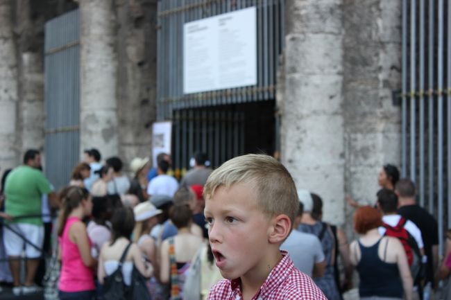 入場待ちの長蛇の列でぱしゃり。<br />コロッセオにも学割は一応あるみたいでしたが、<br />EU在住者のみのようです。<br />なんでやー。