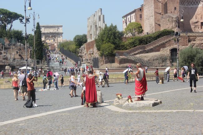 外には防具をつけたおっさんたちが。<br />お金を払って一緒に写真を撮るようです。<br />なので遠くからパシャリ。