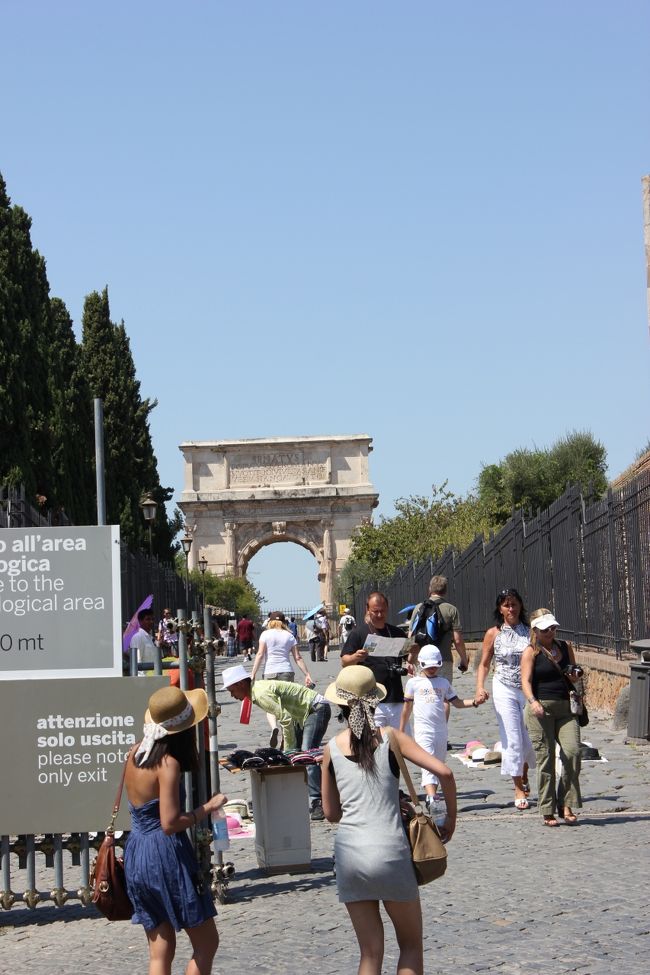 ここらへんで日本人のサッカー選手の名前を連呼する人に声をかけられる。<br />よく知ってるね〜なんて言いながら歩いていると腕にスルスル糸を巻いてくる。<br />要らない、絶対に金は払わないからやめろと言い抵抗しても手を話さない。。<br />完成したらどこからともなく人がやってきて爪切りのようなもので余った糸を切ってくれて完成。笑<br />そして一言「40ユーロ」<br />腹が立った僕は財布を開き、20セントを思いっきり投げつけ、<br />完成したミサンガをその場に捨てて去りました。<br />すると彼らはつたなく可愛い日本語で「バカヤロー！」と。<br />20セントですらもったいなかったけど、強くなったなと自分に感心をしました。笑