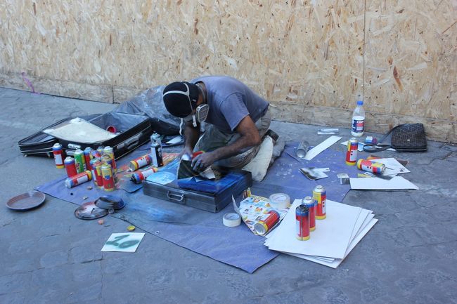 スプレーを使って絵を描いてるんです。