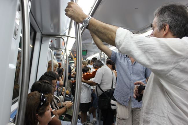 夫婦らしき人が電車内でライブをしています。<br />旦那さんがヴァイオリンを弾き、お嫁さんが歌う。<br />とってもお上手でした。