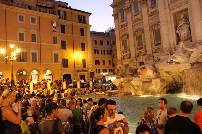 日が暮れてきた。トレビの泉です。<br />